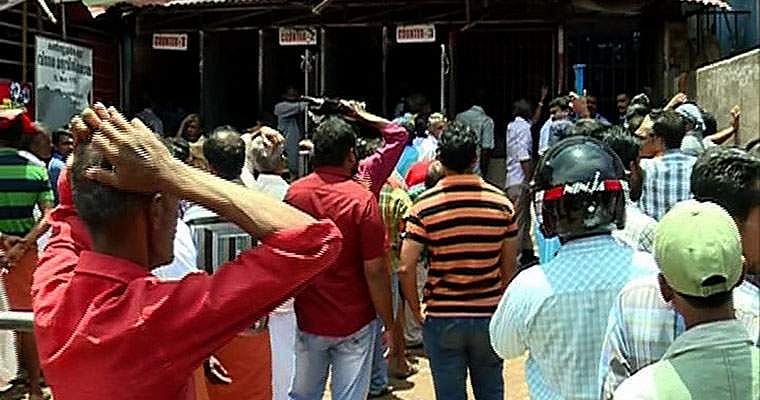 ഇന്ന് മദ്യഷോപ്പുകള്‍ തുറക്കും; വാങ്ങാന്‍ ആളുകള്‍ തടിച്ചുകൂടി; പൊലീസെത്തി പിരിച്ചുവിട്ടു; ഏപ്രില്‍ ഫൂള്‍
