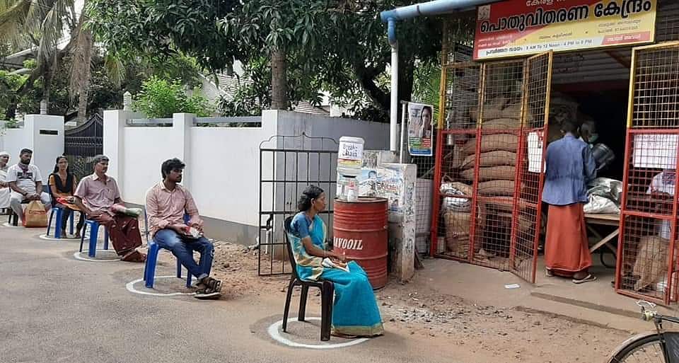 ഉച്ചവരെ എത്തിയത് 7.5 ലക്ഷം പേര്‍, നിശ്ചിത അകലത്തില്‍ വരിനിന്ന് ആളുകള്‍; സൗജന്യ അരി വാങ്ങാന്‍ റേഷന്‍ കടകളില്‍ വന്‍തിരക്ക്