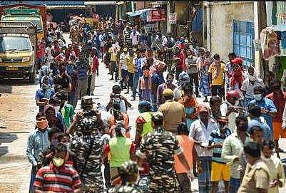 ഭക്ഷണം കിട്ടിയില്ലെന്ന് അതിഥി തൊഴിലാളികൾ; അന്വേഷിച്ച് പൊലീസ് എത്തിയപ്പോൾ കണ്ടത് ചിക്കൻ കഴിക്കുന്നത്; താക്കീത്