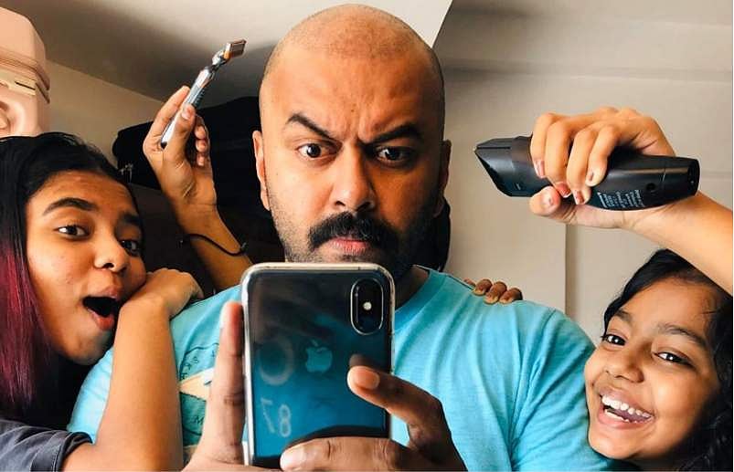 അച്ഛന്റെ തല മൊട്ടയടിച്ച് പ്രാർത്ഥനയും നക്ഷത്രയും; രസികൻ ഫോട്ടോ പങ്കുവെച്ച് ഇന്ദ്രജിത്ത്; നാട്ടിലെത്തിയാൽ പൃഥ്വിക്കും ഈ അവസ്ഥ