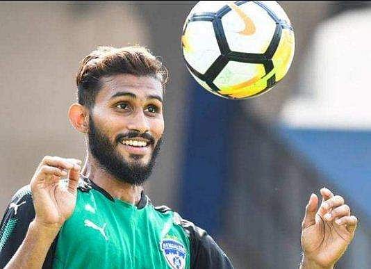 'എന്റെ വളര്‍ച്ചയുടെ ഓരോ ഘട്ടവും കണ്ടവരാണ്'; നാട്ടിലെ പാവപ്പെട്ടവര്‍ക്ക് കൈത്താങ്ങായി ഇന്ത്യന്‍ ഫുട്‌ബോള്‍ താരം