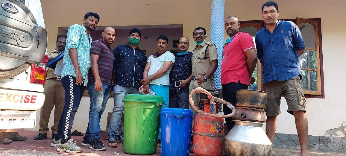 വീട്ടില്‍ ചാരായം വാറ്റി വാഹനത്തില്‍ കടത്തി; തിരക്കഥാകൃത്ത് അറസ്റ്റില്‍