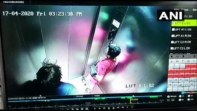 ലിഫ്റ്റില്‍ തുപ്പി; രണ്ട് വിദേശികള്‍ക്കെതിരെ കേസ് 