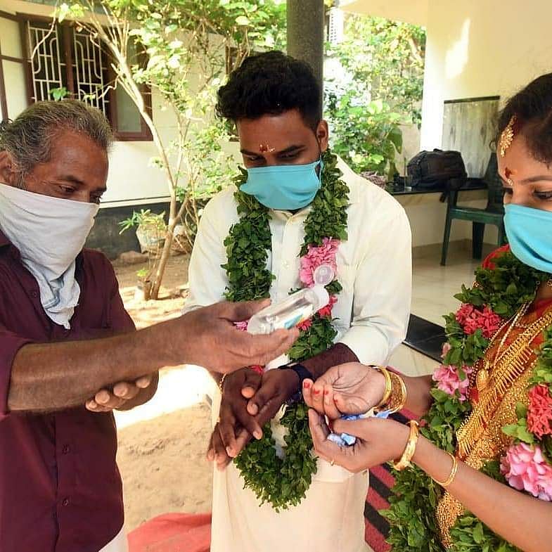 പരസ്പരം മാസ്‌ക് അണിയിച്ചു, കൈകളില്‍ സാനിറ്റൈസര്‍ പുരട്ടി; ഇത് ഒന്നല്ല, രണ്ടു ലോക്ക് ഡൗണ്‍ കല്യാണങ്ങളുടെ കഥ