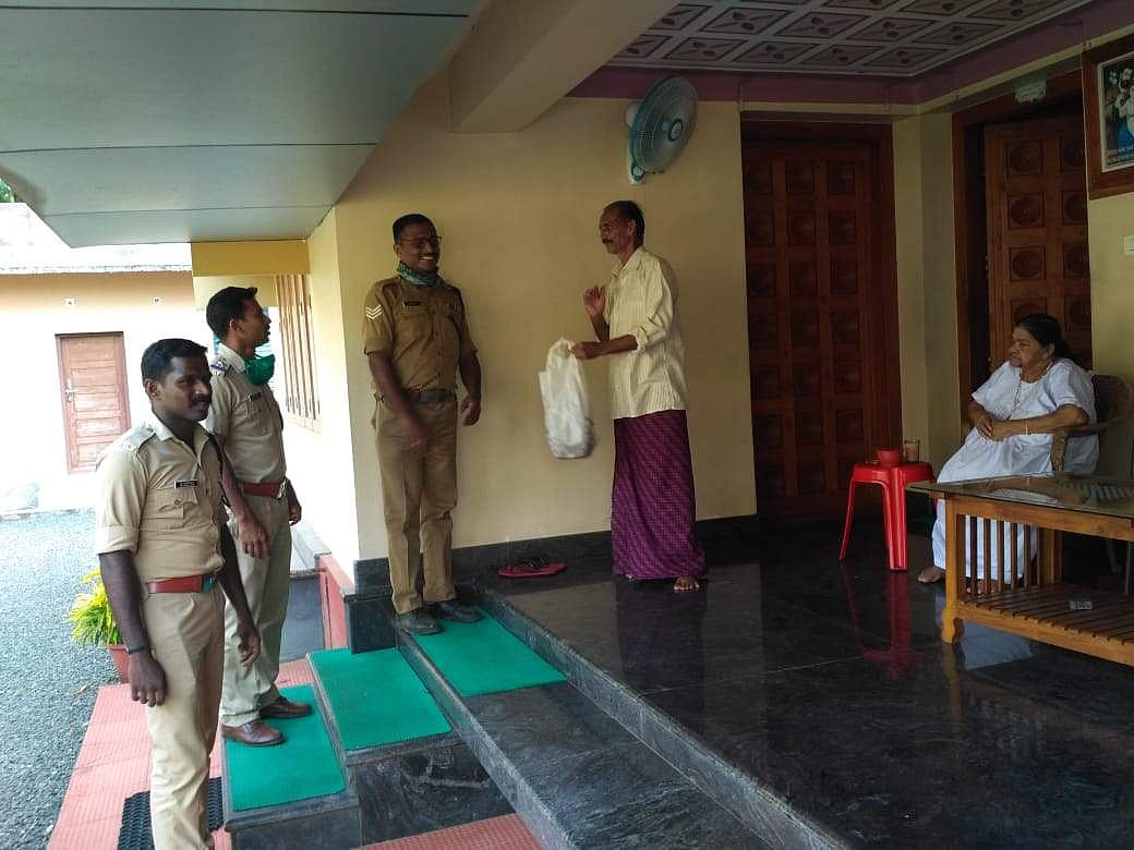 നിലമ്പൂരിലുള്ള വൃദ്ധദമ്പതികള്‍ക്ക് അവശ്യമരുന്ന് വേണം; കൊച്ചിയില്‍ നിന്ന് മരുന്നുമായി തീ വേഗത്തില്‍ പറന്നെത്തി ഫയര്‍ ഫോഴ്‌സ്