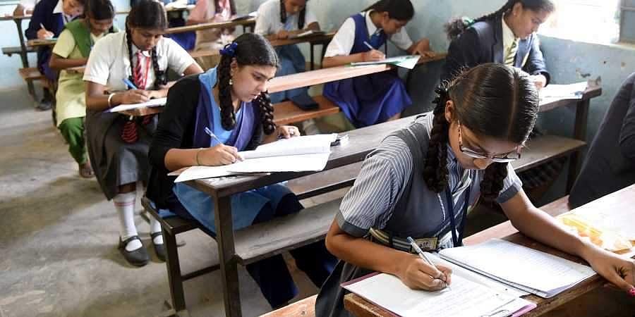 10,12 ക്ലാസുകള് തെരഞ്ഞെടുപ്പിന് ശേഷം തുടങ്ങിയേക്കും; താഴ്ന്ന ക്ലാസുകൾക്ക് ഈ വർഷം സ്കൂളിൽ പോയുള്ള പഠനം ഉണ്ടായേക്കില്ല