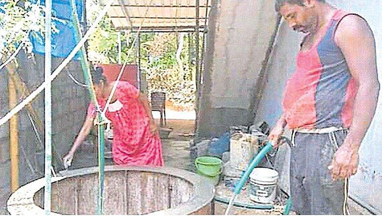 വീട്ടുമുറ്റത്ത് 30 ദിവസത്തിനിടെ  14 കോല്‍ താഴ്ചയുളള കിണര്‍ കുഴിച്ച് സേവ്യറും കുടുംബവും; 80,000 രൂപ മിച്ചം