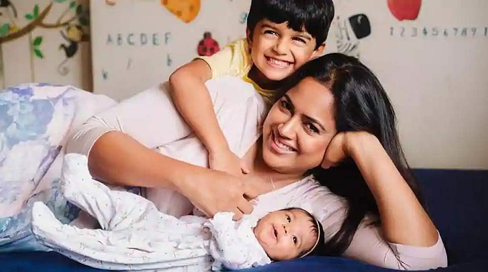അമ്മയ്ക്ക് വട്ടായോ എന്ന് എന്റെ മക്കൾ ചിന്തിക്കുന്നുണ്ടാകും; ക്രേസി ഡാൻസുമായി സമീറ റെഡ്ഡി; വിഡിയോ