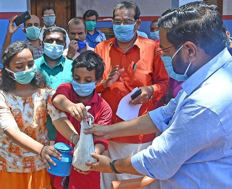 അധ്യാപകന് ഉത്തരവ് കത്തിച്ചു; മുഖ്യമന്ത്രിയുടെ ദുരിതാശ്വാസ നിധിയിലേക്ക് സംഭാവന നല്കി മാതൃക തീര്ത്ത് വിദ്യാര്ഥികള്