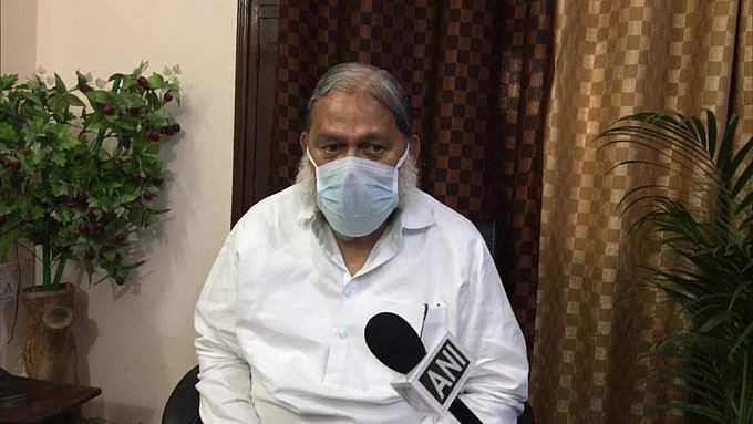അവര് കൊറോണ വാഹകരാണ്, ഹരിയാനയിലേക്ക് യാത്ര ചെയ്യാന് പാസ് കൊടുക്കരുത്; ഡല്ഹിയോട് അഭ്യര്ത്ഥിച്ച് മന്ത്രി അനില് വിജ്