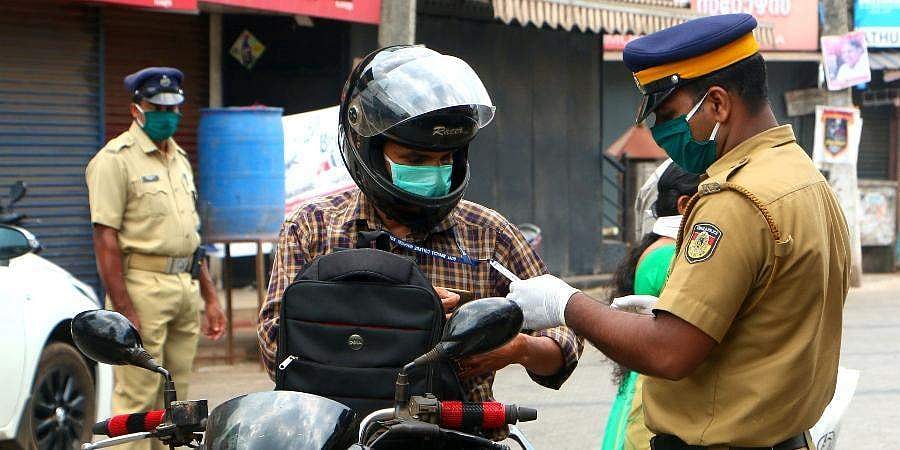 ഇരുചക്ര വാഹനങ്ങളില്‍ പിന്‍സീറ്റ് യാത്ര അനുവദിക്കില്ല; ഗ്രീന്‍ സോണില്‍ കടകള്‍ ആഴ്ചയില്‍ ആറു ദിവസം, ഞായറാഴ്ച പൂര്‍ണ അടച്ചിടല്‍ 