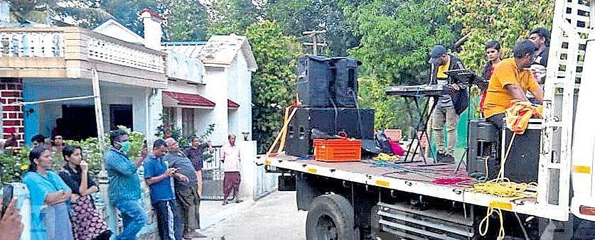 ജനങ്ങളുടെ വിരസത മാറ്റാൻ ഗാനമേള ഒരുക്കി പൊലീസ് ; പണി ‘പാട്ടിൽ കിട്ടി’, ആളുകളെ വീട്ടിൽ കയറ്റാൻ ഭീഷണിയും