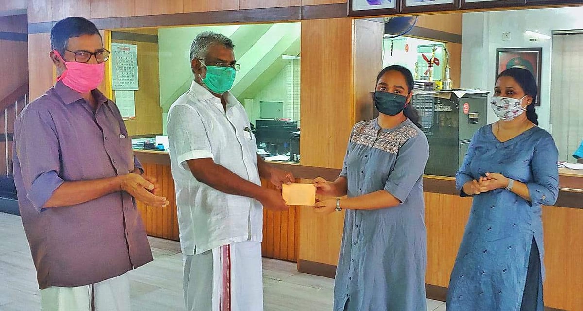 മാസ്ക്ക് ഒന്നിന് കൂലി ഒരു രൂപ; തുന്നി സമ്പാദിച്ച തുക ദുരിതാശ്വാസ നിധിയിലേക്ക്, 'അഭിമാനമാണ് ദിയ'
