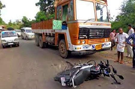 ലോക്ക്ഡൗണിനിടെ മരുന്ന് വാങ്ങാന്‍ പോയ യുവാവ് ലോറിയിടിച്ച് മരിച്ചു; ഭാര്യയും കാമുകനും അറസ്റ്റില്‍