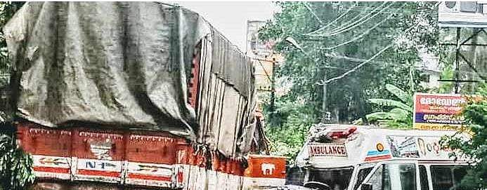 തലശേരിയില്‍ ലോറിയുമായി ആംബുലന്‍സ് കൂട്ടിയിടിച്ചു; രോഗി മരിച്ചു, നാലുപേര്‍ക്ക് പരിക്ക് 