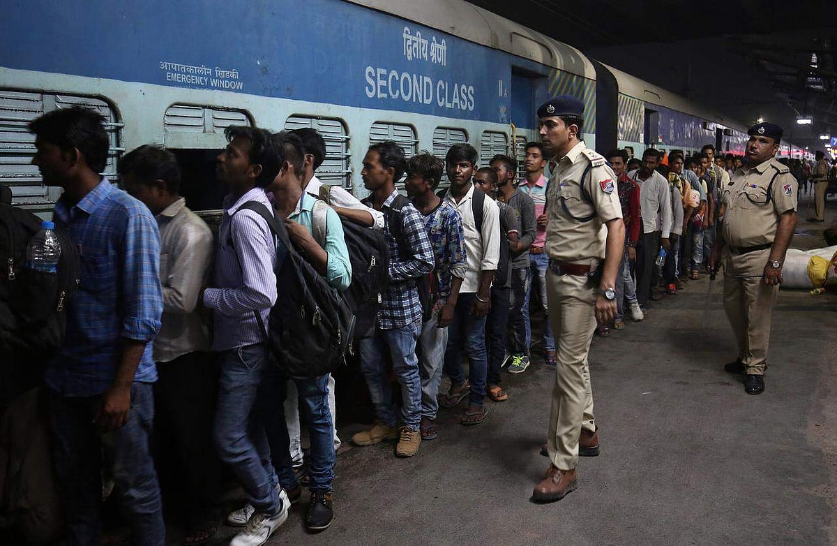 സ്‌പെഷ്യല്‍ ട്രെയിന്‍ ഓടിത്തുടങ്ങി ; അതിഥി തൊഴിലാളികളെയും കൊണ്ട് ആദ്യ തീവണ്ടി തെലങ്കാനയില്‍ നിന്നും ജാര്‍ഖണ്ഡിലേക്ക്