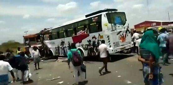 തമിഴ്‌നാട്ടില്‍ മലയാളികള്‍ സഞ്ചരിച്ച ബസ് ടാങ്കര്‍ ലോറിയുമായി കൂട്ടിയിടിച്ചു; വിദ്യാര്‍ഥികള്‍ അടക്കം നാലുപേര്‍ക്ക് പരിക്ക്, രണ്ടുപേരുടെ നില ഗുരുതരം