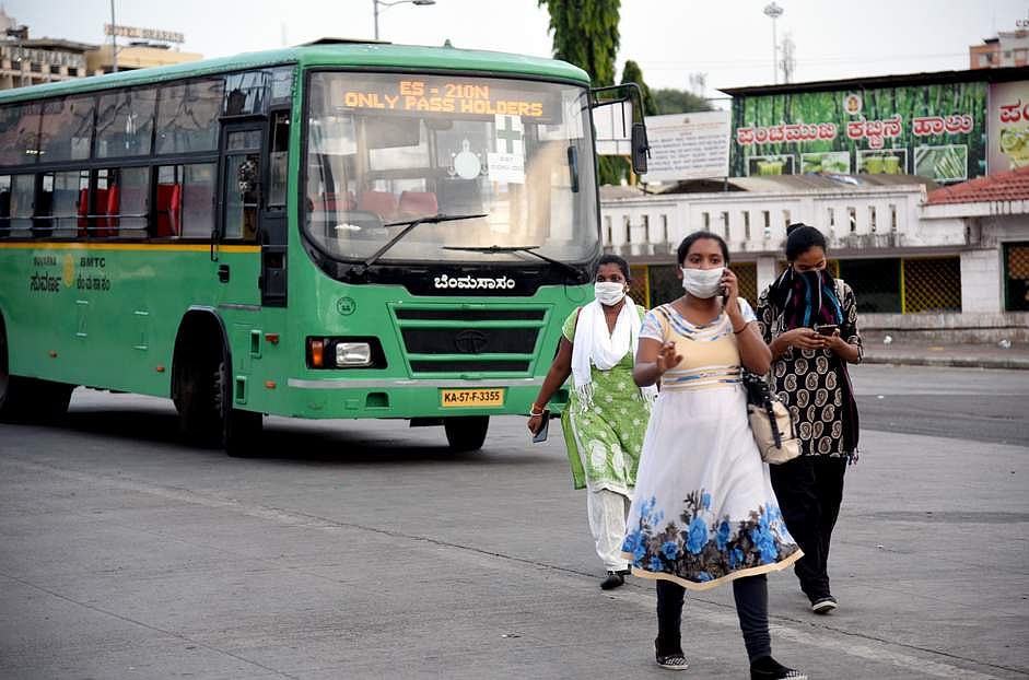 ലോക്ക്ഡൗണില്‍ കുടുങ്ങിയവര്‍ക്ക് നാട്ടിലേക്ക് മടങ്ങാന്‍ ബസ് അനുവദിച്ച് കര്‍ണാടക ; ഹെല്‍പ് ലൈന്‍ ഇന്നുമുതല്‍ ; ബസ്സുമായി കോണ്‍ഗ്രസും