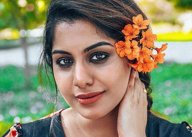 മീരയൊക്കെ എന്റെ പുറകെ നടക്കുകയാണെന്ന് വ്യാജന്റെ സന്ദേശം; അയാളെ സൂക്ഷിക്കണമെന്ന് താരത്തിന്റെ മറുപടി; വിഡിയോ