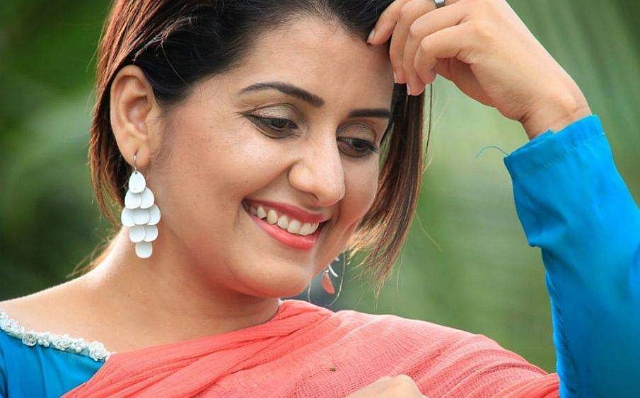 'സ്ത്രീ പുരുഷന്റെ കീഴില്‍ നില്‍ക്കണമെന്ന് പഠിപ്പിച്ചിരുന്ന ഒരിടത്തുനിന്ന് യൂ ടേൺ എടുത്തുപോന്നു, എന്നിലെ സ്ത്രീയോട് ചെയ്ത ഏറ്റവും സുന്ദരമായ കാര്യം'
