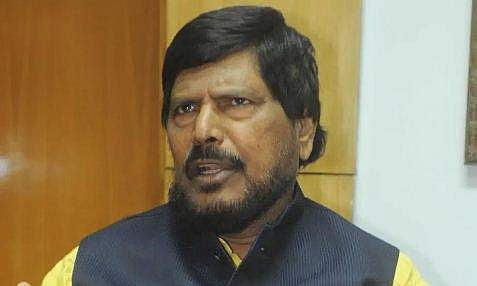 ലോക്ക്ഡൗൺ മെയ് 30 വരെ നീട്ടണം; ഗ്രീന്‍ സോണുകളില്‍ സാമ്പത്തിക പ്രവര്‍ത്തനങ്ങള്‍ വേണം; കേന്ദ്ര മന്ത്രി