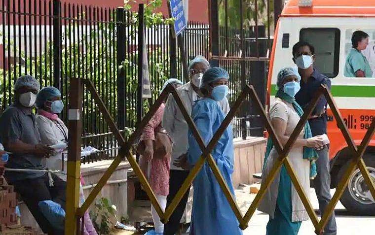 കോവിഡ് ഫലം നെ​ഗറ്റീവായി, ഫ്ലാറ്റിൽ തിരിച്ചെത്തിയ വനിതാ ഡോക്ടറെ അയല്‍വാസി പൂട്ടിയിട്ടു 