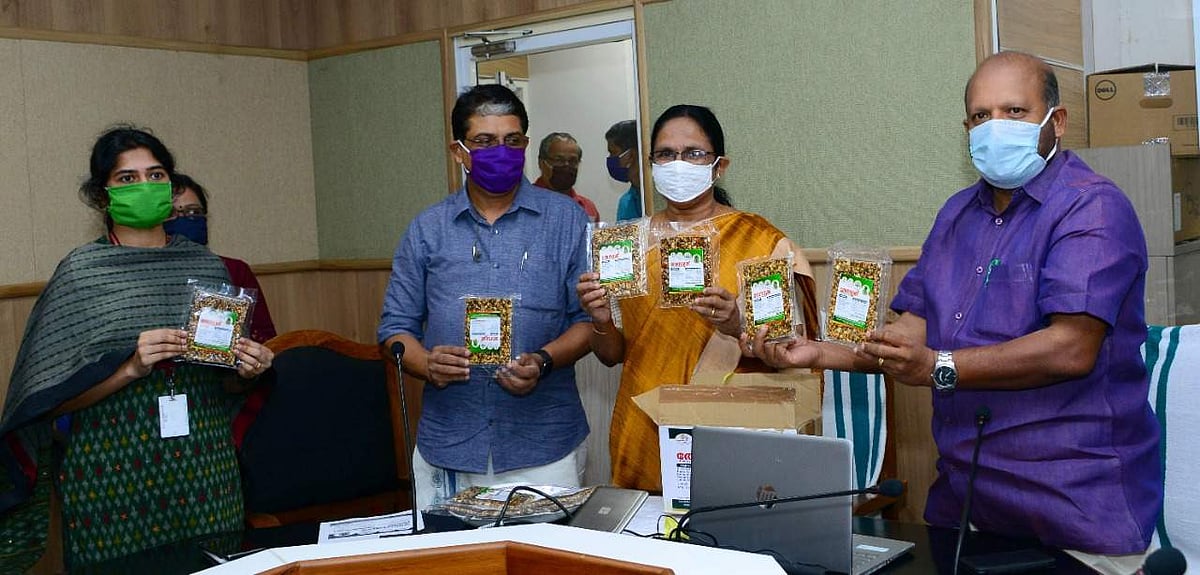 പോഷക സമൃദ്ധമായ പന്ത്രണ്ടോളം ചേരുവകള്; കുട്ടികളിലെ പോഷകാഹാര കുറവ് പരിഹരിക്കല് ലക്ഷ്യം; 'തേനമൃത്' ന്യൂട്രി ബാറുകളുടെ വിതരണത്തിന് തുടക്കം