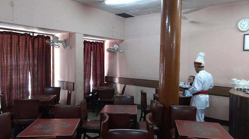 ആളുകളെ ഇരുത്തി ഭക്ഷണം കൊടുത്ത സംഭവം: ഇന്ത്യന്‍ കോഫി ഹൗസ് മാനേജര്‍ക്കും അഞ്ചുപേര്‍ക്കും എതിരെ കേസ്