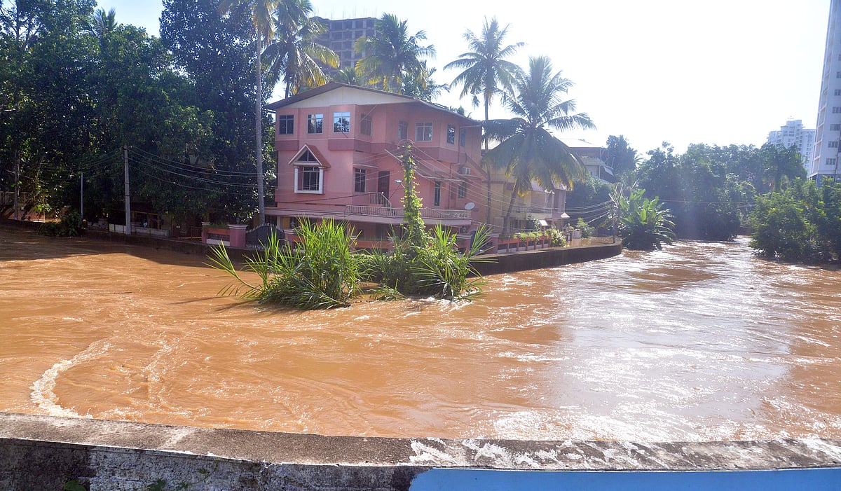മുന്നറിയിപ്പില്ലാതെ ഡാം തുറന്നത് പ്രശ്‌നമായെന്ന് മേയര്‍; തിരുവനന്തപുരത്തെ വെള്ളപ്പൊക്കത്തിന് കാരണം കനത്ത മഴയെന്ന് മന്ത്രി