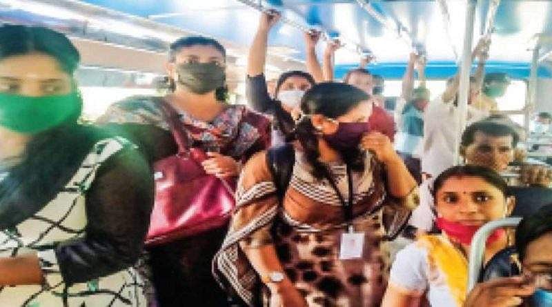 സാമൂഹിക അകലം ലവലേശമില്ല, യാത്രക്കാരെ കുത്തിനിറച്ച് സര്‍വീസ് ; സ്വകാര്യ ബസ് പൊലീസ് കസ്റ്റഡിയില്‍, കേസ്