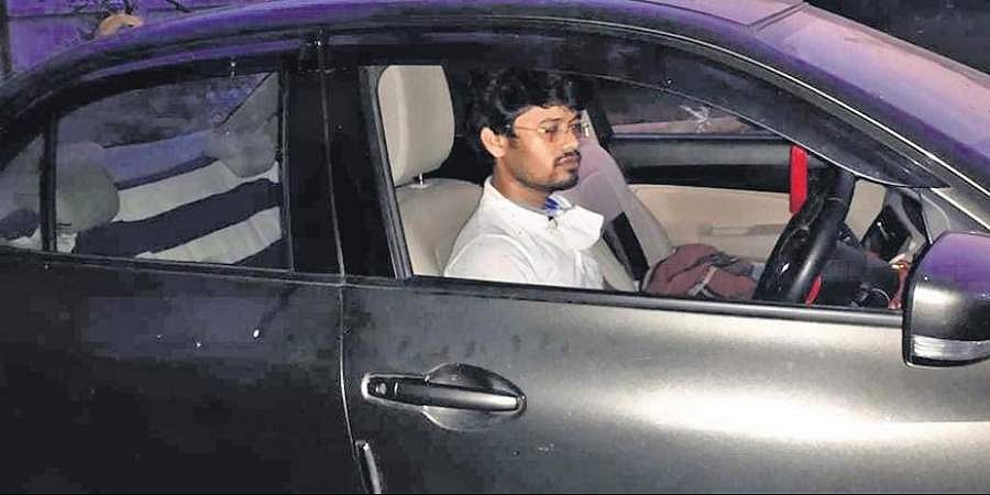 ബീഹാറില്‍ നിന്ന് മടങ്ങിയെത്തി; കോവിഡ് ഇല്ലെന്ന സര്‍ട്ടിഫിക്കറ്റ് നാട്ടുകാര്‍ അംഗീകരിച്ചില്ല; കാര്‍ ക്വാറന്റൈനാക്കി യുവാവ്