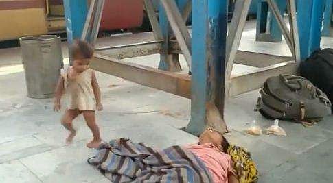 'ഉണര്‍ത്താന്‍ ശ്രമിക്കുന്ന അവനറിയില്ല തിരിച്ചുവരാത്ത ലോകത്തേക്ക് അമ്മ പോയത്'- കണ്ണു നനയിക്കുന്ന വീഡിയോ