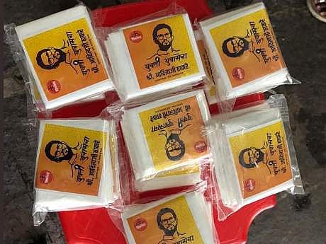 സാനിറ്ററി നാപ്കിനില്‍ ഉദ്ധവ് താക്കറെയുടെ മകന്റെ ചിത്രം; വിവാദം