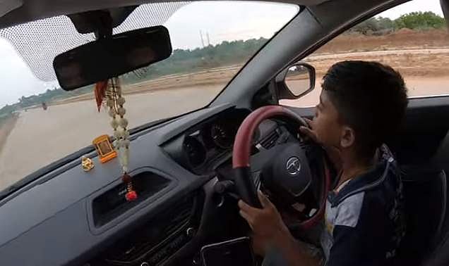 പത്ത് വയസുകാരനെ കാർ ഡ്രൈവറാക്കി പിതാവ്; ജീവൻ അപകടത്തിലാക്കുന്ന ഈ പ്ര‌വൃത്തി ക്രിമിനൽ കുറ്റം (വീഡിയോ)