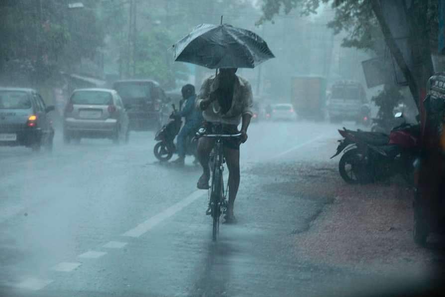 അറബിക്കടലിൽ പുതിയ ന്യൂനമര്‍ദ്ദം ; കനത്ത മഴയ്ക്ക് സാധ്യത ; ഏഴ് ജില്ലകളില്‍ ഇന്ന് യെല്ലോ അലര്‍ട്ട്