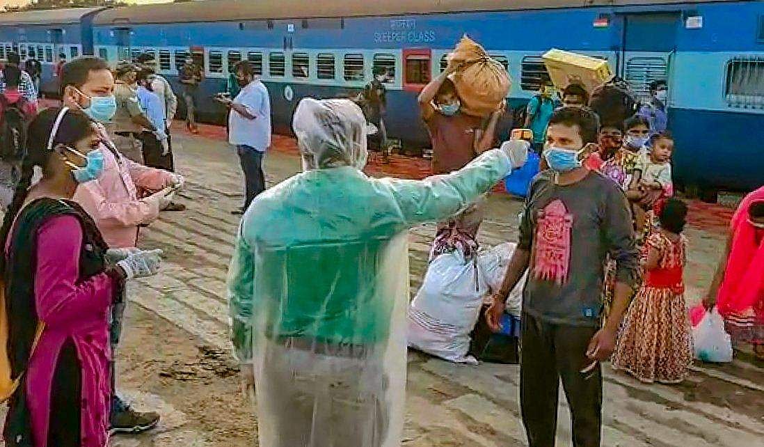 യാത്രാക്കൂലിയുടെ 85 ശതമാനവും സബ്‌സിഡി, ഈടാക്കുന്നത് 15 ശതമാനം മാത്രം, ട്രെയിനില്‍ ഭക്ഷണം സൗജന്യം; അതിഥി തൊഴിലാളികളുടെ യാത്രയില്‍ റെയില്‍വേയുടെ വിശദീകരണം