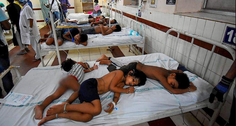 കോവിഡ് പോരാട്ടത്തിനിടെ ഇടിത്തീപോലെ വിഷവാതക ദുരന്തം; ശ്വാസംമുട്ടി ആളുകള്‍ കൂട്ടത്തോടെ ആശുപത്രിയിലേക്ക്,  ഒരേസമയം രണ്ട് ദൗത്യം