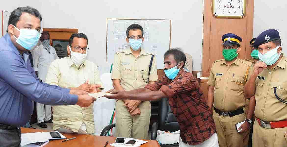 ജയിലില്‍ പണിയെടുത്തതിന്റെ മൂന്നു മാസത്തെ വേതനം പതിനായിരം രൂപ, മുഖ്യമന്ത്രിയുടെ ദുരിതാശ്വാസനിധിയിലേക്ക്