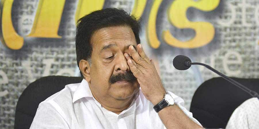 സാമൂഹിക അകലം പാലിച്ചില്ല, രമേശ് ചെന്നിത്തലയ്ക്കെതിരേ കേസെടുത്തു 