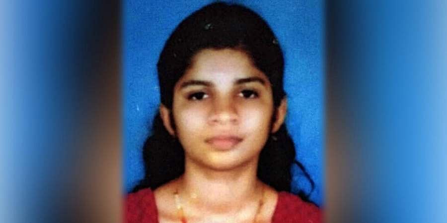 ഒരു മണിക്കൂര് ക്ലാസിലിരുത്തിയത് അഞ്ജുവിനെ മാനസികമായി തളര്ത്തി; കോപ്പിയടി കണ്ടെത്തിയെങ്കിലും വിശദീകരണം എഴുതി വാങ്ങിയില്ല; അന്വഷണസമിതി റിപ്പോര്ട്ട് ഇന്ന് കൈമാറും