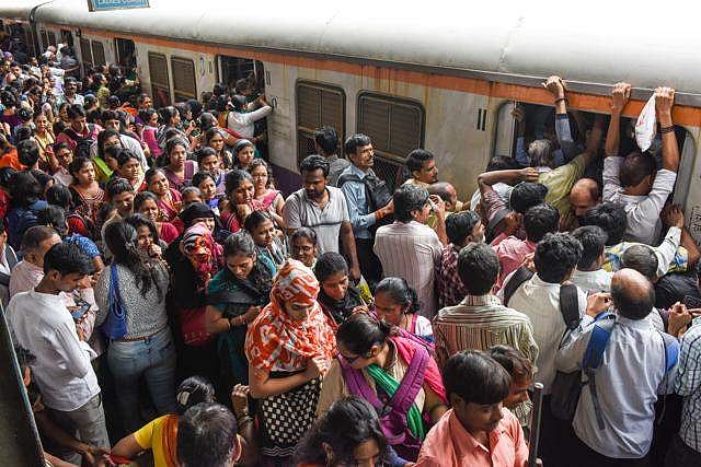 ഇനി ടിക്കറ്റില്ലാതെയുളള യാത്രയ്ക്ക് ജയില്‍ശിക്ഷ കിട്ടുമെന്ന ഭയം വേണ്ട!; നിയമം ഭേദഗതി ചെയ്യാന്‍ ഒരുങ്ങി റെയില്‍വേ