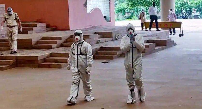 വോട്ട് ചെയ്യാന്‍ പിപിഇ കിറ്റ് ധരിച്ച് നിയമസഭയില്‍; മധ്യപ്രദേശില്‍ കോവിഡ് ബാധിതനായ എംഎല്‍എ വന്നത് ആംബുലന്‍സില്‍ 