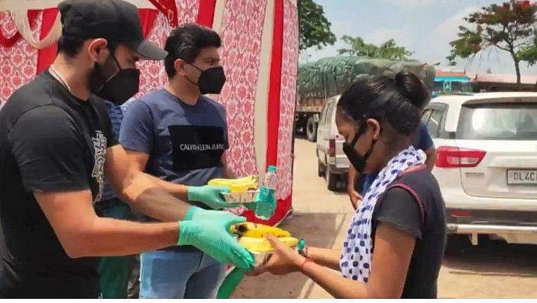 അവരുടെ വിശപ്പ് അകറ്റാന്‍ മുന്‍പിലുണ്ട് ഇന്ത്യന്‍ പേസര്‍;  പഴങ്ങളും, ഭക്ഷണ പൊതിയും മാസ്‌കുകളുമായി മുഹമ്മദ് ഷമി