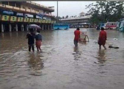 കനത്ത മഴ; തലശ്ശേരി ബസ് സ്റ്റാൻഡ് വെള്ളത്തിൽ