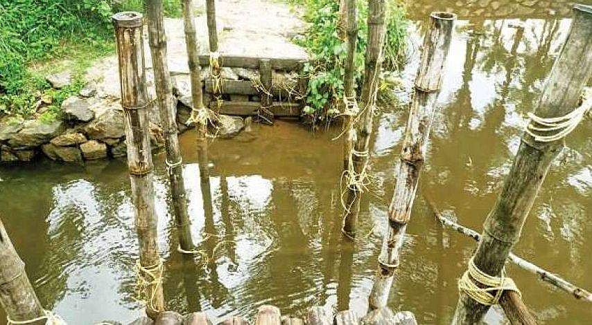 തൊട്ടടുത്ത ​ഗ്രാമം കണ്ടെയ്ൻമെന്റ് സോണായി; രോ​ഗം പടരുമെന്ന ഭീതിയിൽ പാലം പൊളിച്ചുനീക്കി