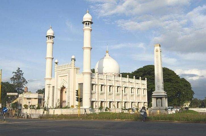 ഓരോ നമസ്‌കാരത്തിലും മുഖം നിലത്ത് മുട്ടിക്കുന്നത് സ്രവങ്ങള്‍ നിലത്ത് വീഴ്ത്താം; പള്ളികള്‍ തുറക്കാറായില്ല, പടച്ചോന്റെ കാവല്‍ വീട്ടിലിരുന്നാലും ഉണ്ടാകും; കുറിപ്പ്