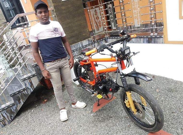പെട്രോൾ നിറയ്ക്കുന്നത് പൈപ്പിൽ, മൈലേജ് 50 കിലോമീറ്റർ; ഒൻപതാം ക്ലാസുകാരൻ നിർമിച്ച 'സൈക്കിൾ ബൈക്ക്'; സം​ഗതി കിടു