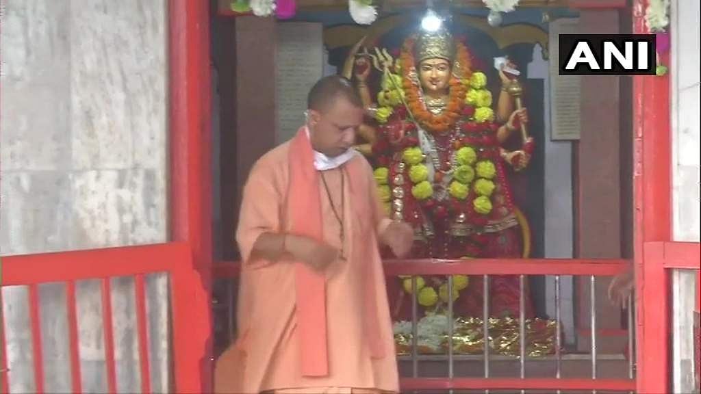 ആരാധാനലയങ്ങള്‍ തുറന്നു; അകലം പാലിച്ച് വിശ്വാസികള്‍; യോഗി ആദിത്യനാഥ് ക്ഷേത്രത്തിലെത്തി