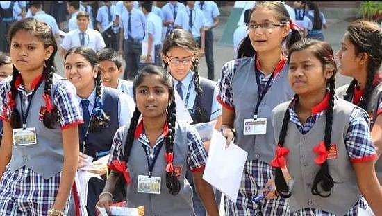 തമിഴ്‌നാട്ടില്‍ പത്ത്, പ്ലസ് വണ്‍ വിദ്യാര്‍ത്ഥികള്‍ക്ക് പരീക്ഷയില്ല; എല്ലാവരേയും ജയിപ്പിക്കും
