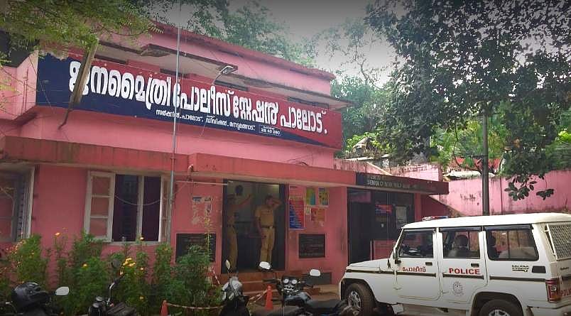 'നിവൃത്തികേടിലാണ്, 2000 രൂപ കടം തരുമോ ?' ; അപേക്ഷയുമായി വീട്ടമ്മയും മക്കളും പൊലീസ് സ്റ്റേഷനില്‍